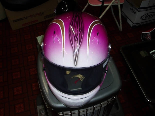 女性カーレーサー様からのオーダーヘルメットです。1
