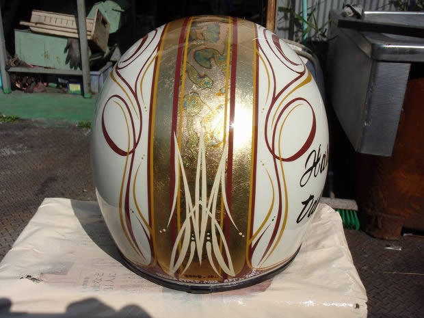 ヘルメットのカスタムペイント、オーダー常時受け付け中です。